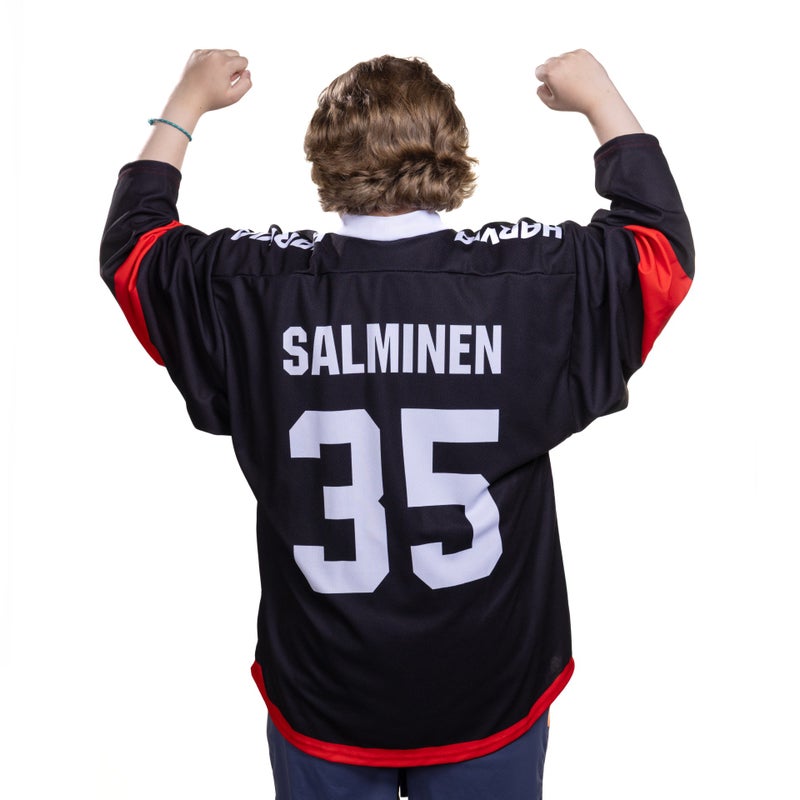 JYP-fanipaita nimell&auml; ja numerolla